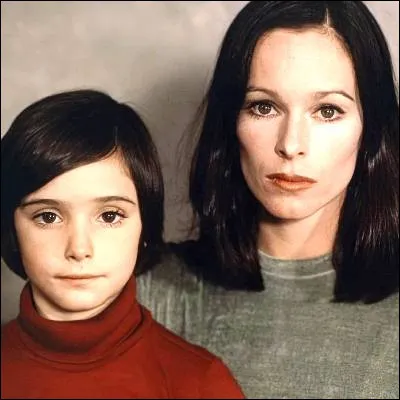 Dans quel film de Carlos Saura, prim&eacute; &agrave; Cannes, Geraldine Chaplin joue-t-elle &agrave; la fois la m&egrave;re du personnage principal, une fillette nomm&eacute;e Ana, et la version adulte d�Ana ?