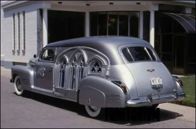 Nous sommes en 1941 aux États-Unis, quelle est la marque de ce corbillard pour le moins gothique ?