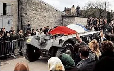 Quel chef dÉtat fut transporté sur ce char Panhard jusqu'à sa dernière demeure ?