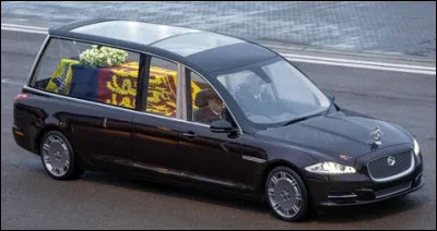 Ce corbillard spécial réalisé à partir d'une Jaguar transporte quelle royale personne ?
