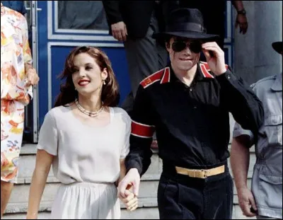Qui est cette Lisa Marie, chanteuse de rock et autrice-compositrice-interprète, fille unique d'Elvis le "King" qui s'est mariée 4 fois dont une fois avec le "King of the Pop" ?