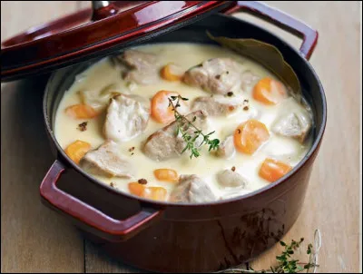 Quel ingrédient n'entre pas dans une blanquette de veau traditionnelle ?
