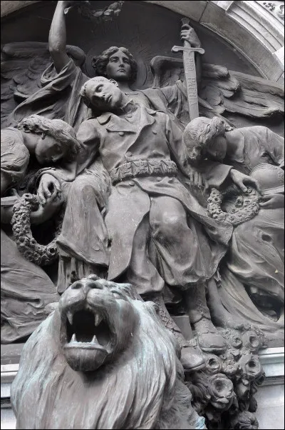 Dans la mythologie latine, comment appelle-t-on les Bienveillantes, ces divinités vengeresses ?