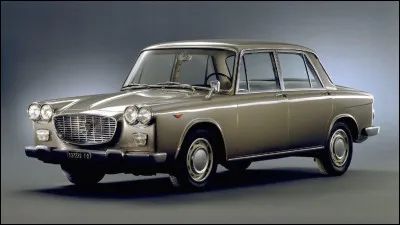 Son esthétique n'a pas fait l'unanimité pour elle mais cette italienne se caractérise par un très haut niveau de technologie embarquée en faisant l'une des routières les plus raffinées de son époque. Quelle est cette voiture ?