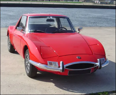 Première voiture dotée d'un moteur en position centrale arrière et de quatre places, la voiture des copains ne s'est pas faite que des amis du fait de son moteur un peu faiblard. Quelle est donc cette voiture ?