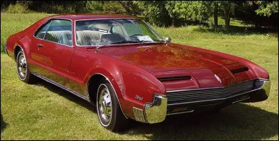 C'est seulement dans les années 60 que le groupe General Motors mettra sur le marché la première traction de son histoire, celle-ci prenant la forme d'une "personal luxury car" comme on appelait ces luxueux et volumineux coupés sans prétention sportive. Quel est ce modèle historique ?
