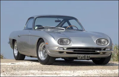 Il n'y a pas que sur les pistes de course que les constructeurs livrent bataille. Cette GT sera la premier assaut de son constructeur dans ce qui fut l'un des duels "hors-piste" les plus fameux des années 60. Comment s'appelle ce modèle ?