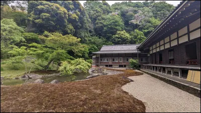 Ta mère te dit de partir de la maison parce que tu glandes toute la journée. Que fais-tu ?