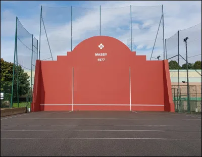 Comment s'appelle le terrain de pratique de la pelote basque ?