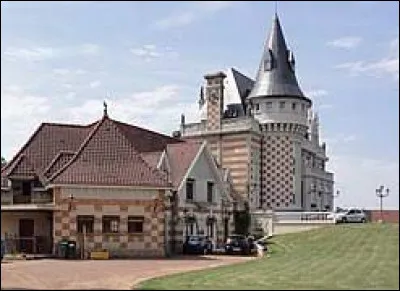 Voici le château de Famars. Ville des Hauts-de-France, dans l'aire urbaine Valenciennoise, elle se situe dans le département ...