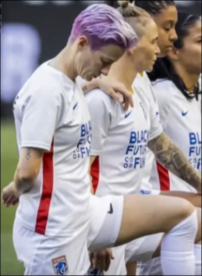 2016 > Lors dun match à Chicago contre les Red Stars, Rapinoe sest agenouillée pendant lhymne national : pour quelle raison ?