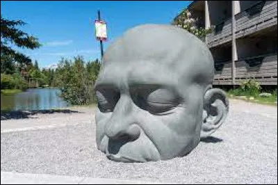 Cette sculpture ''Big Head'' est située dans quel province du Canada sachant que la plus grande ville de cette province est ''Calgary'' ?