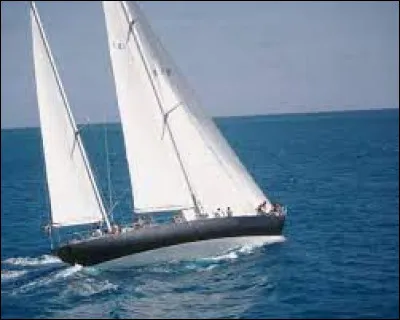 Sports et Loisirs : Quel était le nom du navire d'Éric Tabarly ?