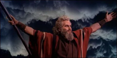 Par qui est élevé Moïse ?