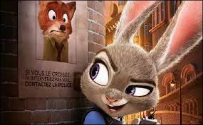 Le premier jour, à quelle heure Judy se lève-t-elle pour aller travailler ?