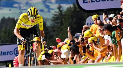 Durant quel mois de l'année le Tour de France se déroule-t-il ?