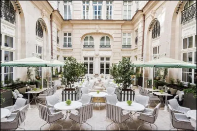 Sur quelle place parisienne se situent l'hôtel de Crillon et son restaurant gastronomique ?