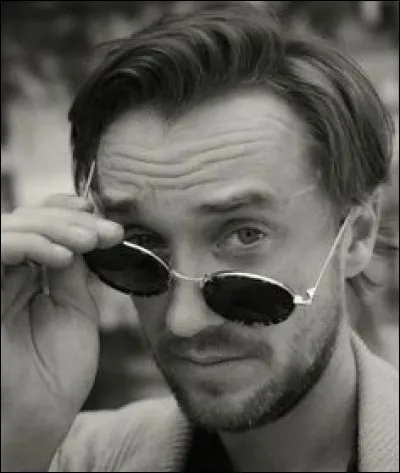 Tom fait une autre profession à côté de sa profession d'acteur, laquelle ?