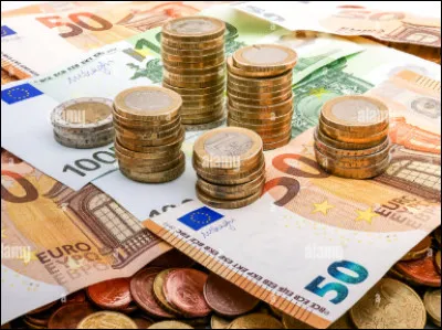 Mise en situation n°2.
Dans la rue, tu te promènes ; cela fait deux semaines que tu as compris que tu n'étais pas un sorcier/une sorcière, et tu es désespéré(e). Soudain, quelqu'un t'interrompt dans tes pensées, cette personne te demande une pièce de un euro, comment réagis-tu ?