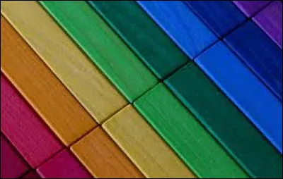 Quelle couleur est le nom d'une ville française située dans le département du Vaucluse ?