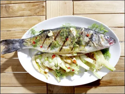 Je suis un peu sympa avec vous, si vous avez une faim de loup, je vous invite à manger ! Si nous passions au bar ? Que puis-je vous proposer ?