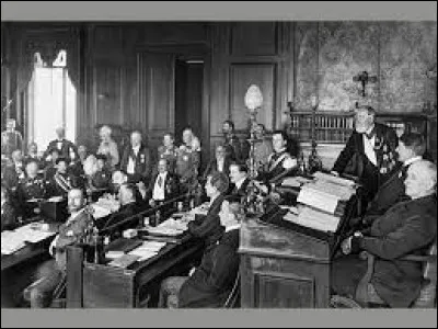 Politique et Société : Quelle convention porte sur le droit d'asile ?