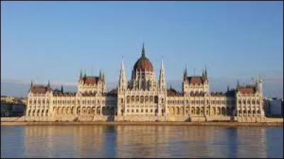 Géographie : Dans quelle ville européenne peut-on admirer cet imposant parlement ?