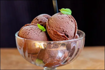Quel ingrédient, présent dans les glaces, sert de substitut à la crème dans les sorbets ?