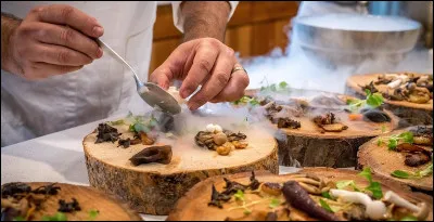 Comment appelle t-on un plat, considéré comme la spécialité du chef du restaurant ?