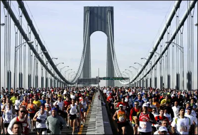 Combien de coureurs sont inscrits, en moyenne chaque année, au marathon de New York ?