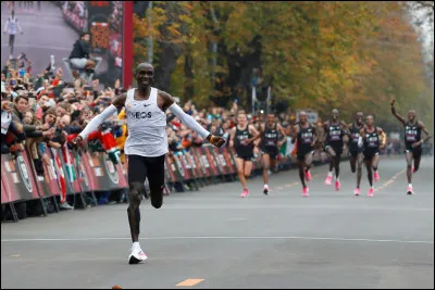 Quel est le record mondial du marathon, détenu par le Kenyan Eliud Kipchoge ?