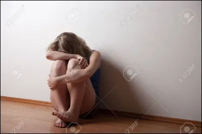 Tu es seule dans la cour...