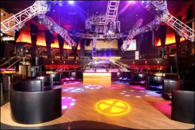 Qui était à la tête de nombreuses boîtes de nuit ?