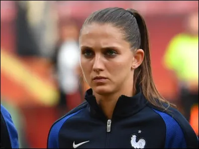 Dans quel club français Ève Périsset évoluait-elle avant de rejoindre Chelsea en juin 2022 ?