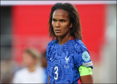 En 2017, Wendie Renard perd le brassard de capitaine de l'équipe de France. Par quelle autre joueuse, la sélectionneuse Corinne Diacre l'a-t-elle remplacée ?