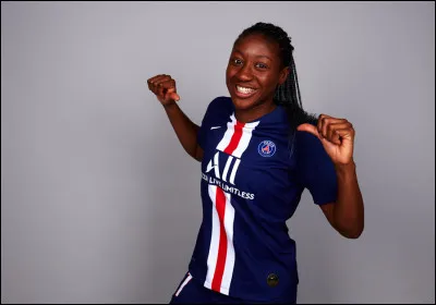 Quelle compétition Kadidiatou Diani remporte-t-elle en 2021 avec le Paris Saint-Germain, une première pour le club ?