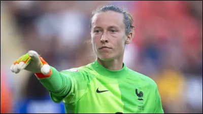 Dans quel club italien, la gardienne Pauline Peyraud-Magnin évolue-t-elle ?