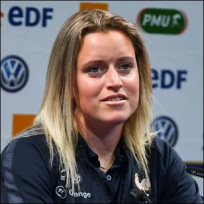 Qui est cette joueuse, gardienne remplaçante de la précédente en équipe de France ?