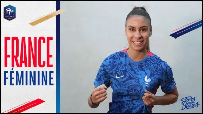 Contre quelle équipe, Maëlle Lakrar a-t-elle connu sa première sélection en équipe de France, en février 2023 ?
