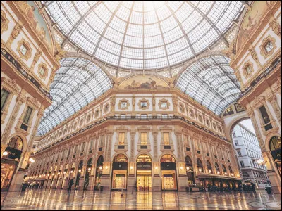 Laquelle de ces marques de luxe produit des sandales contenant la première lettre du nom de la marque ?