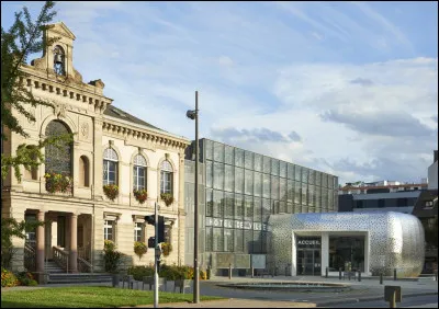 De quelle ville Illkirch-Graffenstaden est-elle la banlieue ?