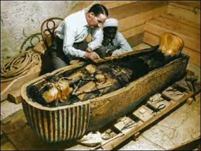 Histoire : De quel pharaon l'archéologue Howard Carter a-t-il découvert la tombe en 1922 ?