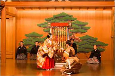 Arts : Comment appelle-t-on ce style traditionnel du théâtre japonais alliant la poésie, la danse et la musique ?