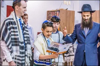 Quel est le nom du rite initiatique de la religion juive qui marque l'entr&eacute;e dans la majorit&eacute; d'un jeune gar&ccedil;on ?