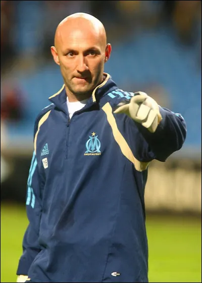 Fabien Barthez est un gardien de but français mythique. Il fut champion d'Europe en 1993 avec l'Olympique de Marseille et champion du monde avec la France en 1998. Combien de matchs a-t-il joués dans sa carrière ?