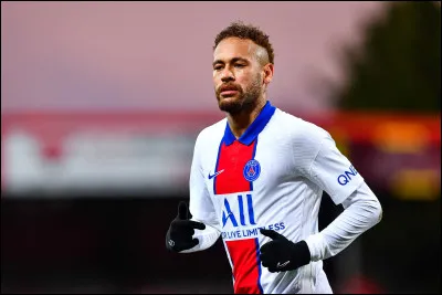 Neymar da Silva Santos Júnior, de son nom complet, est un footballeur brésilien. Il possède le record du transfert le plus cher de l'histoire du football. Quel était le montant de ce transfert ?