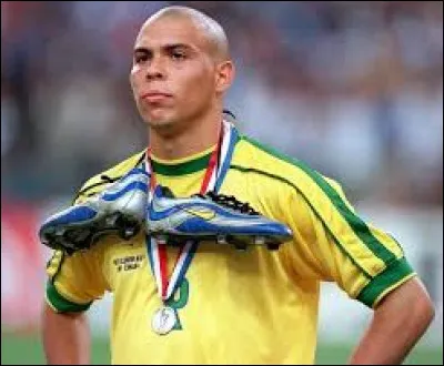 Ronaldo Luís Nazário de Lima, de son nom complet, est un ancien footballeur d'origine brésilienne. Combien de buts a-t-il inscrits en sélection (équipe olympique comprise) ?