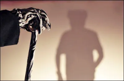 Au théâtre, comment s'appelle le bâton utilisé pour frapper les trois coups ?