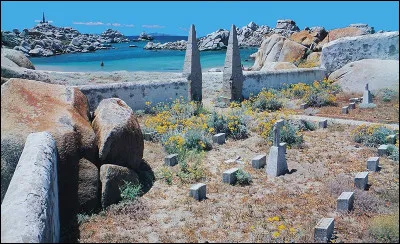 Quant à Phil05, il t'invite, avec notre collaboration, à passer quelques jours dans les îles Lavezzi, en début d'automne quand la mer est encore chaude, et les touristes moins nombreux !