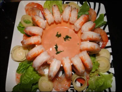 Ceux qui préfèrent les crevettes pourront les assaisonner avec cette sauce simple à réaliser, c'est Minerva qui l'a faite ! Sven, soucieux de s'instruire l'a regardé : un peu de sauce tomate et de cognac dans la mayonnaise :